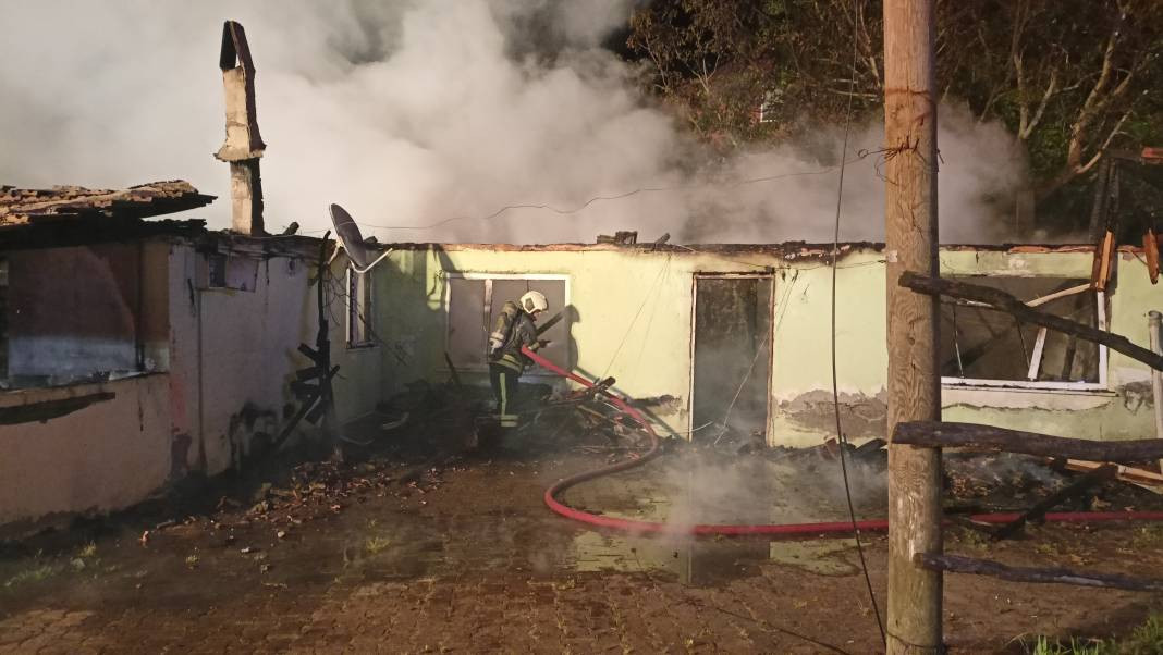 Kocaeli'de ‘pes’ dedirten olay: Alkol alıp, annesi de içerideyken evi ateşe verdi - Resim: 8